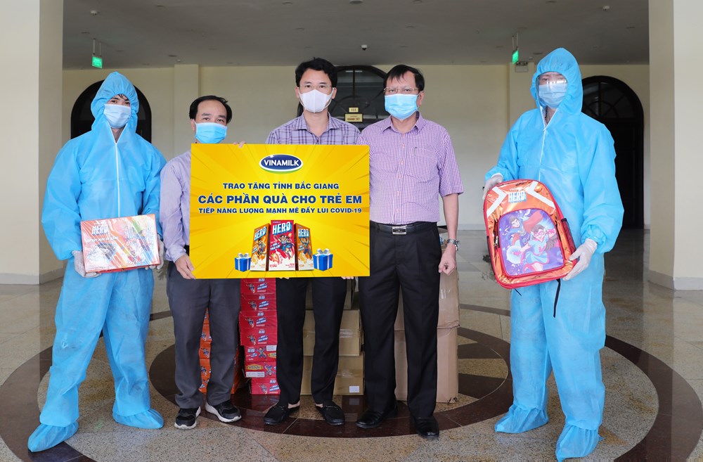Trẻ em tại các nơi cách ly ở tâm dịch Bắc Giang cũng đã nhận được quà Quốc tế thiếu nhi đúng vào ngày 1/6