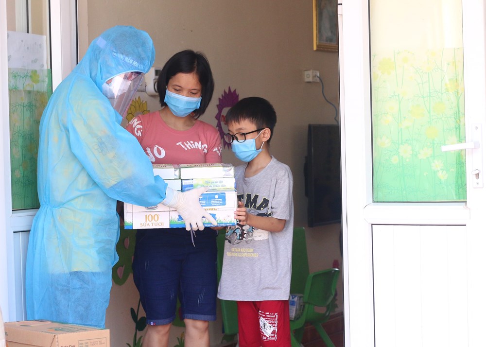 Các em nhỏ tại Trường Mầm non Vũ Thái (huyện Thuận Thành, tỉnh Bắc Ninh) nhận quà từ Vinamilk trong đợt hỗ trợ vào giữa tháng 5/2021