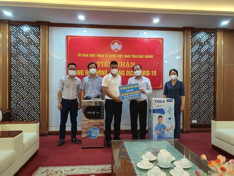 Đại diện tập đoàn Tân Á Đại Thành trao tặng máy lọc nước cho các bệnh viện tỉnh Bắc Giang.