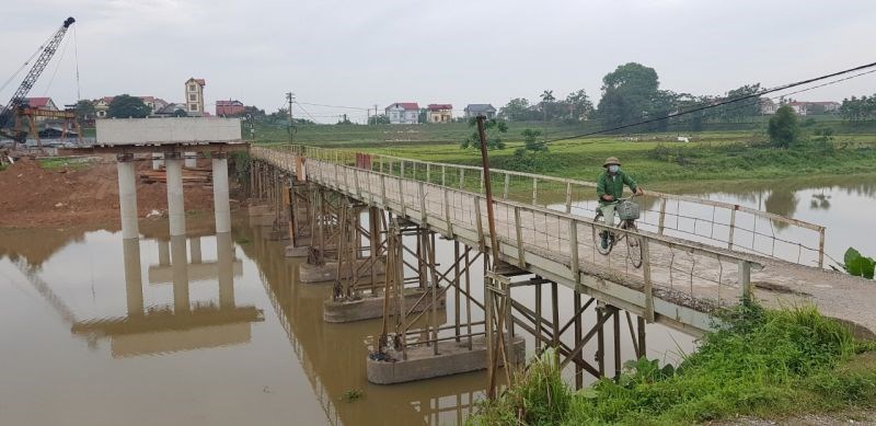 Ông Nguyễn Văn Lương hằng ngày đi qua cây cầu Ngọc Hà và mong muốn cầu mới xây dựng tiếp để đi vào sử dụng