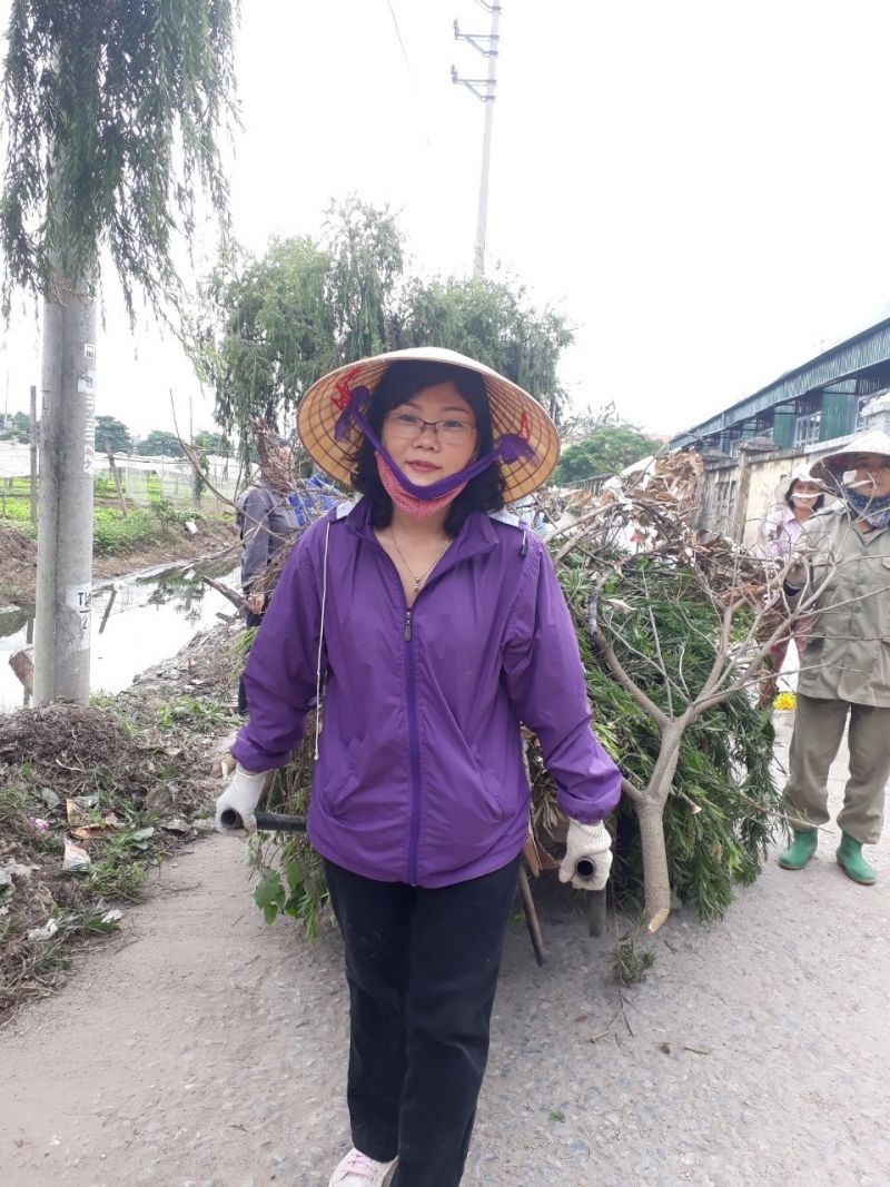 Chị Nguyễn Thu Hà trực tiếp cùng chị em cán bộ hội viên tham gia tổng vệ sinh bảo vệ môi trường.