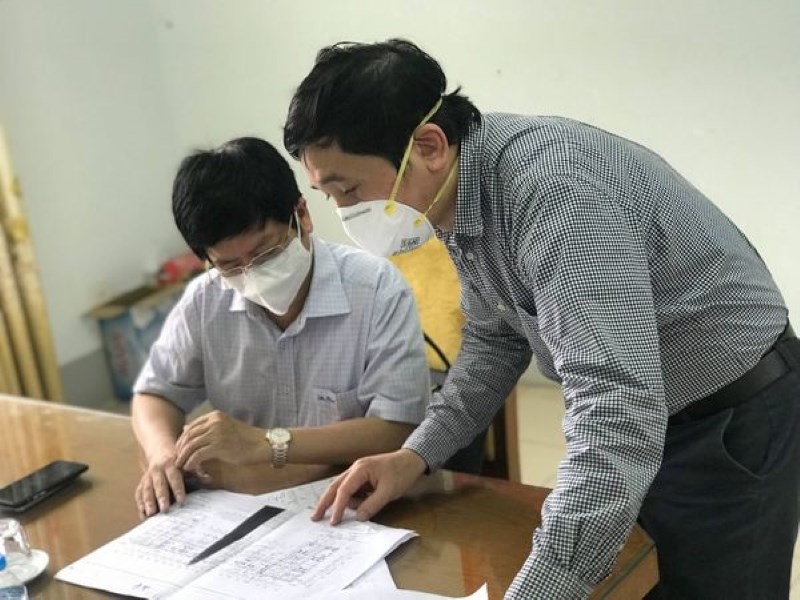 TS.BS Đỗ Ngọc Sơn (phải) và ThS. BS. Nguyễn Trọng Khoa trao đổi về thiết kế của Trung tâm hồi sức tích cực tại BV Tâm thần.
