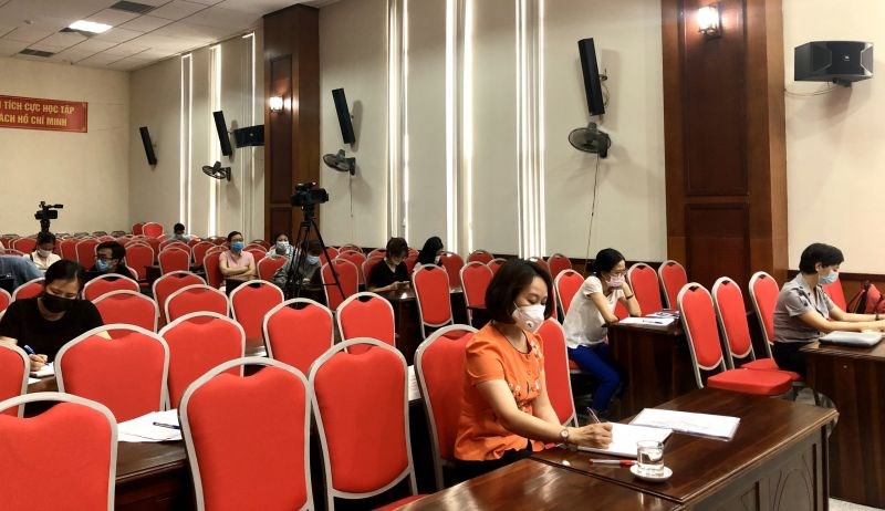 Hội nghị được thực hiện dưới hình thức trực tuyến, tại Hội trường Hội LHPN Hà Nội, các cán bộ Hội ngồi giữ khoảng cách để đảm bảo nguyên tắc phòng chống dịch