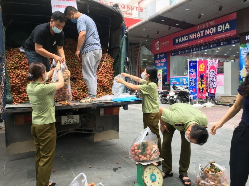 Lực lượng QLTT Hà Nội đã hỗ trợ tiêu thụ vải thiều Bắc Giang