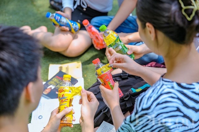 Vừa thưởng thức những chai nước giải khát mát lành, tốt cho sức khỏe trước ngày hè nắng nóng cực độ, vừa dễ dàng trúng thưởng là niềm vui mỗi ngày của các bạn trẻ. (Ảnh tư liệu tháng 4/2021).