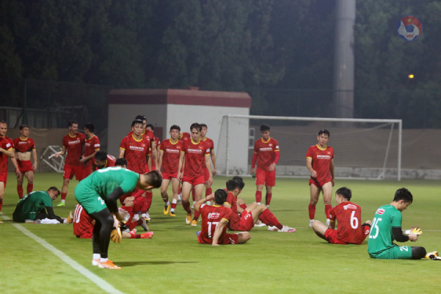 Các cầu thủ Việt Nam tập luyện trên sân