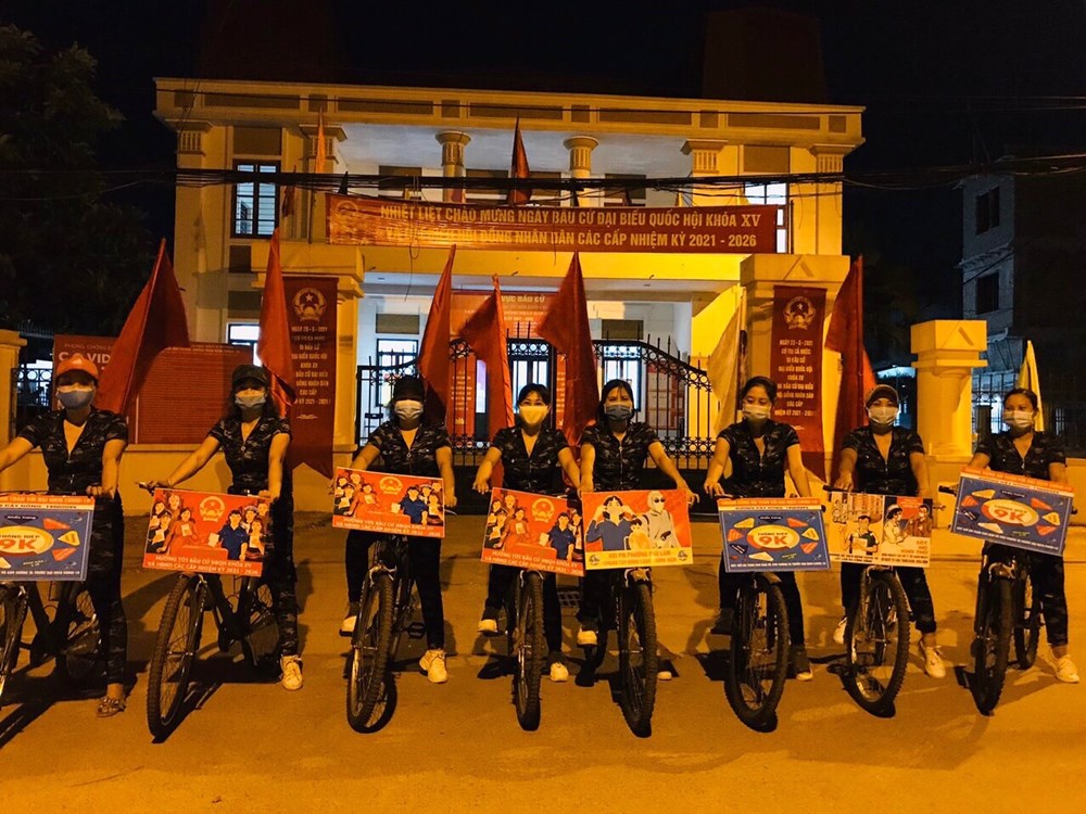 7 đội xe tuyên truyền của cán bộ, hội viên phụ nữ quận Hà Đông thường xuyên chạy tuyên truyền về phòng, chống dịch tại các tuyến phố chính, các tòa chung cư và các chợ