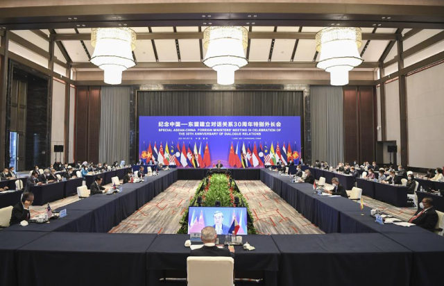 Toàn cảnh Hội nghị Bộ trưởng Ngoại giao ASEAN-Trung Quốc đặc biệt nhân Kỷ niệm 30 năm Quan hệ Đối thoại do Ủy viên Quốc vụ kiêm Bộ trưởng Ngoại giao Trung Quốc Vương Nghị và Teodoro Locsin, Ngoại trưởng Philippines chủ trì.