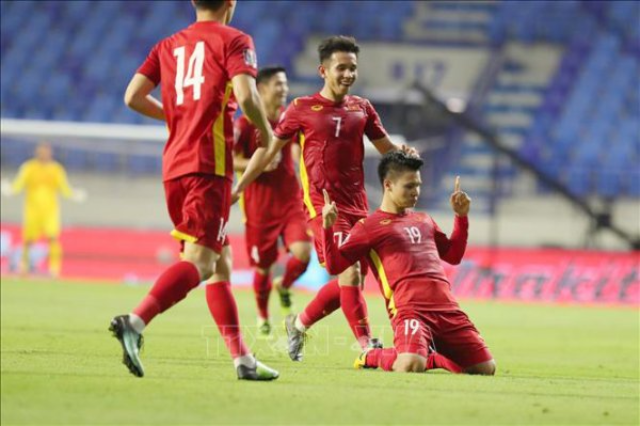 Quang Hải và đồng đội ăn mừng bàn thắng thứ 2.