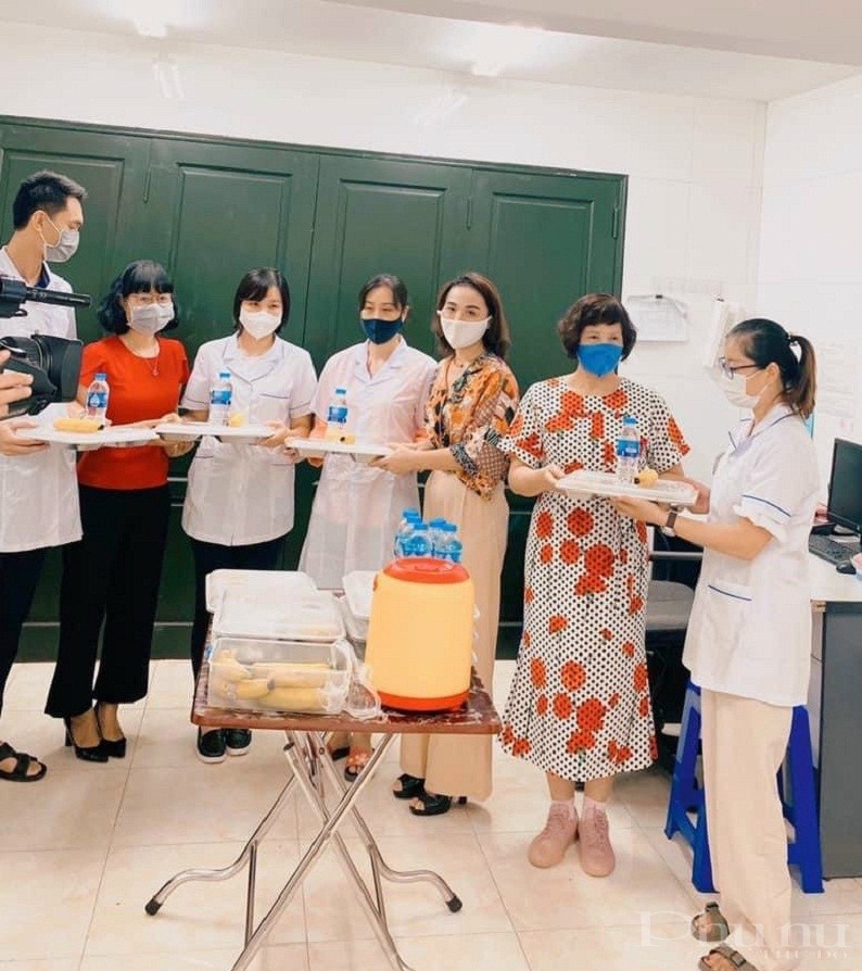 Cán bộ hội viên phụ nữ phường Liễu Giai tặng các suất cơm yêu thương cho các bác sỹ tại Trung tâm y tế quận Ba Đình