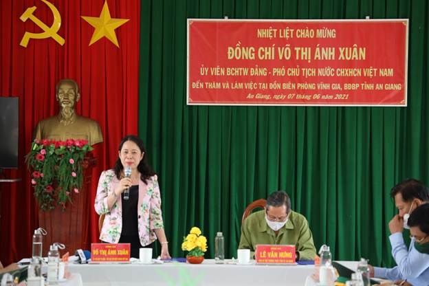 Phó Chủ tịch nước Võ Thị Ánh Xuân tại buổi làm việc với Đồn biên phòng Vĩnh Gia, huyện Tri Tôn.