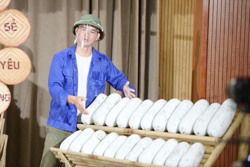 Nghệ sỹ Xuân Bắc đang giới thiệu bí thơm  - nông sản đặc sản của tỉnh Bắc Cạn