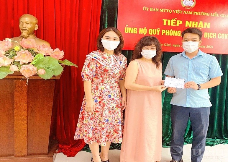 Chị Nguyễn Thị Thi ( người ở giữa) trao  tặng Quỹ phòng chống dịch Covid -19
