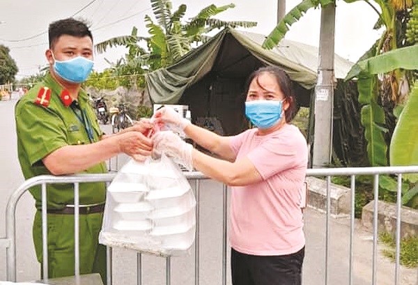 Các suất cơm được chị em phụ nữ xã Kim Sơn chuyển đến lực lượng phòng dịch tại các chốt trực
