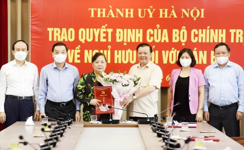 Các đồng chí Thường trực Thành ủy Hà Nội tặng hoa, chúc mừng đồng chí Nguyễn Thị Bích Ngọc đã hoàn thành nhiệm vụ được Đảng và nhân dân giao.