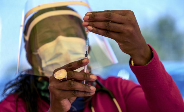 Nhân viên y tế chuẩn bị một liều vắc xin Pfizer tại Phòng khám Orange Farm gần Johannesburg. Trong cuộc chạy đua tiêm chủng, châu Phi đã bị bỏ lại phía sau.