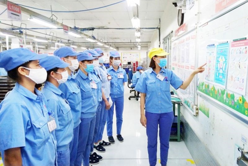 Nữ công nhân công ty TNHH SWCC SHOWA Việt Nam tìm hiểu các quy định
