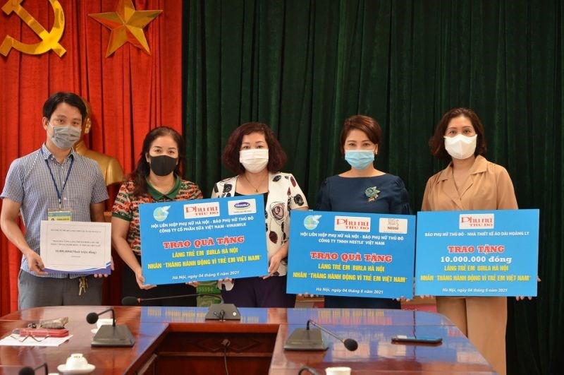 Bà Lê Thị Thiên Hương (đứng giữa) - Phó Chủ tịch Hội LHPN Hà Nội và lãnh đạo Báo Phụ nữ Thủ đô trao quà cho đại diện Làng trẻ Birla Hà Nội