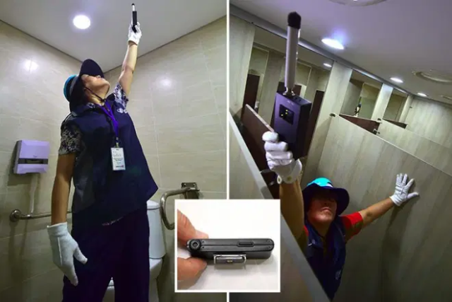 Thành viên của đội “săn camera giấu kín” của thành phố Seoul kiểm tra một phòng vệ sinh nữ.