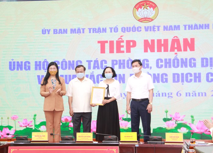 Gia đình đồng chí Phạm Quang Nghị ủng hộ kinh phí mua vắc xin phòng, chống dịch Covid-19