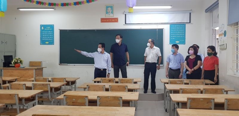 Đoàn công tác Thành ủy kiểm tra công tác chuẩn bị tại điểm thi trường THPT Cao Bá Quát