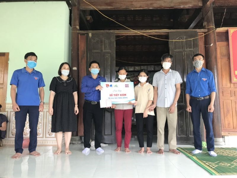 Trao sổ tiết kiệm trị giá 100 triệu động hỗ trợ gia đình em Lương Mạnh Tuấn