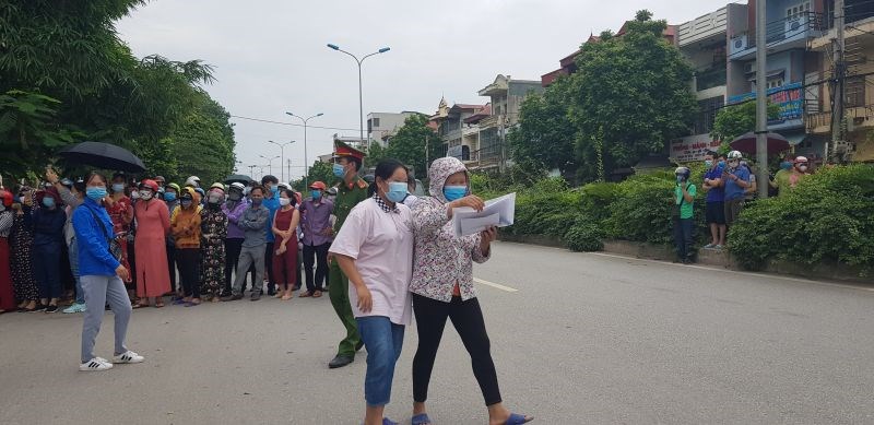 Thí sinh Nguyễn Phương Ngọc được mẹ đón trở về nhà