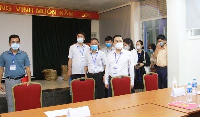 Phó Chủ tịch UBND TP Chử Xuân Dũng kiểm tra tại trường THPT chuyên Nguyễn Huệ (quận Hà Đông)
