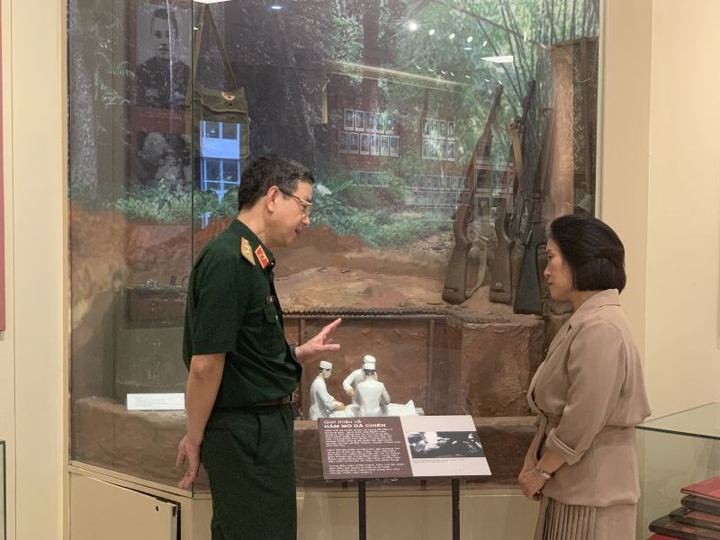 NB Tạ Bích Loan trò chuyện với Trung tướng GS.TS, Thầy thuốc ưu tú Đỗ Quyết Giám đốc Học viện Quân y