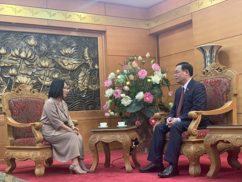 Nhà báo Tạ Bích Loan phỏng vấn Chủ tịch Quốc hội Vương Đình Huệ trong chương trình