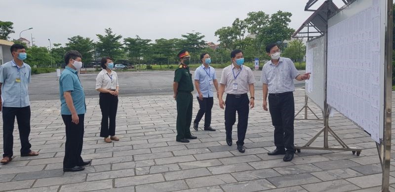 Đoàn kiểm tra thi của thành phố và thị xã kiểm tra tại điểm thi trường THPT Sơn Tây