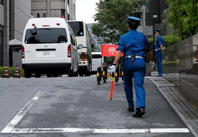 Xe buýt chở các bị cáo bị cáo buộc tổ chức cuộc chạy trốn cho cựu lãnh đạo Nissan bên ngoài tòa án ở Tokyo.