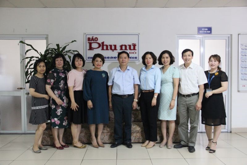 Lãnh đạo Ban Tuyên giáo Thành ủy Hà Nội chúc mừng báo Phụ nữ Thủ đô nhân Ngày Báo chí Cách Mạng Việt Nam - ảnh 3
