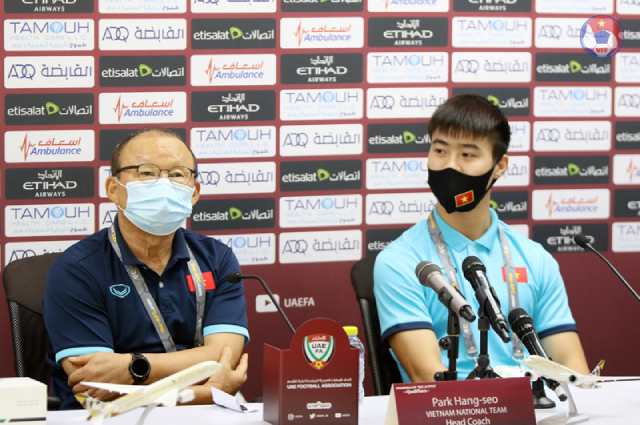 HLV Park Hang-seo và cầu thủ Đỗ Duy Mạnh tại họp báo trước trận đấu. Ảnh: VFF