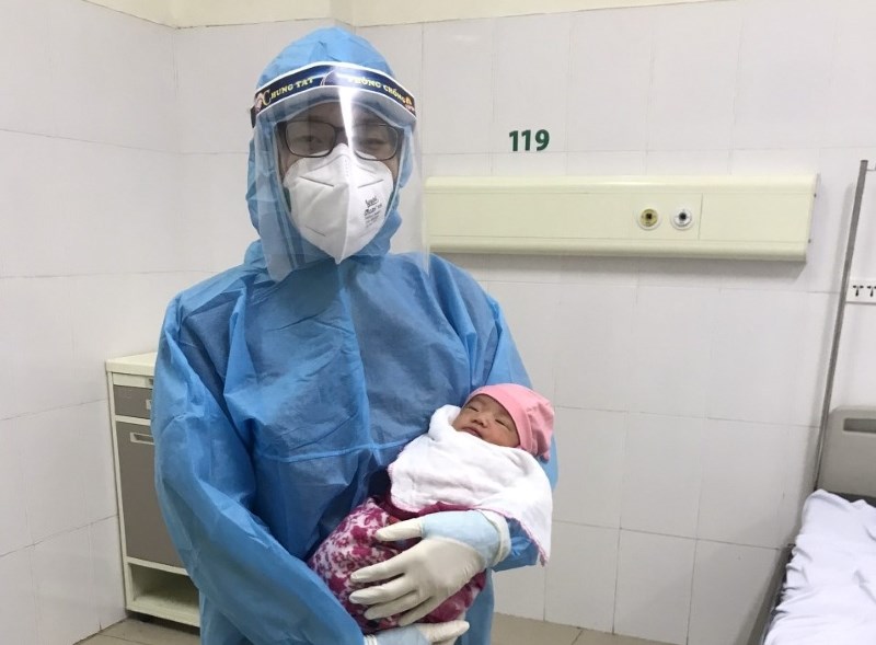 Bé gái chào đời nặng 2,2kg, sức khỏe ổn định và được các bác sĩ chăm sóc kỹ lưỡng.