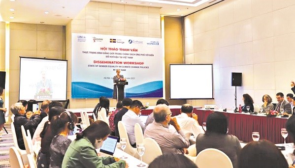 Toàn cảnh hội thảo tham vấn “Thực trạng lồng ghép giới trong chính sách ứng phó với biến đổi khí hậu tại Việt Nam”