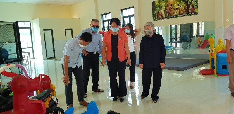 Sơ Nguyễn Thị Hồng Vân (áo đen) giới thiệu cho đoàn về  phòng sinh hoạt của Trung tâm