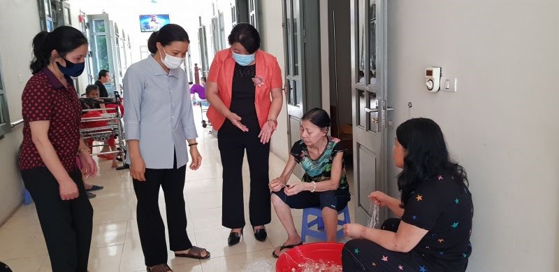 Đồng chí Nguyễn Thị Thu Thủy hỏi thăm về việc làm của người già sống tại Mái ấm