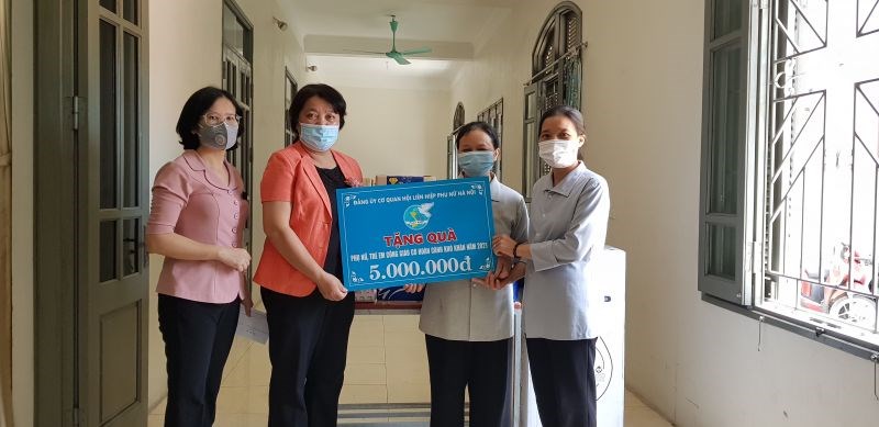 Đồng chí Nguyễn Thị Thu Thủy trao quà tặng các sơ và người gigaf