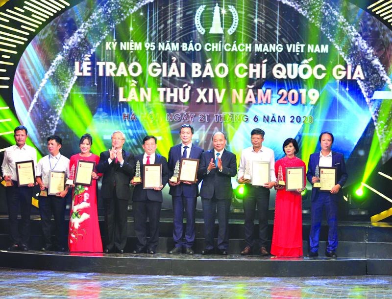 Lãnh đạo Nhà nước trao giải A Giải báo chí quốc gia lần thứ XIV - năm 2019 cho các tác giả, nhóm tác giả đoạt giải