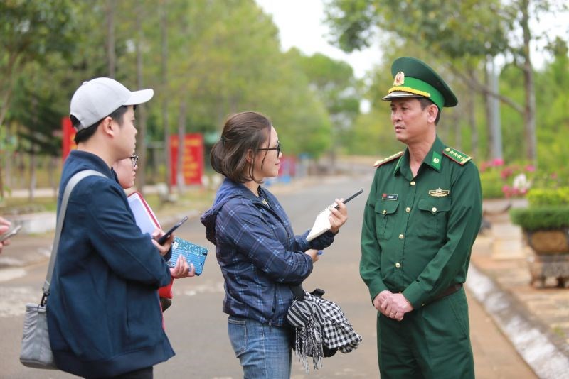 Nhà báo Thảo Hương tác nghiệp tại Đồn Biên phòng tỉnh Đắk Nông vào năm 2020