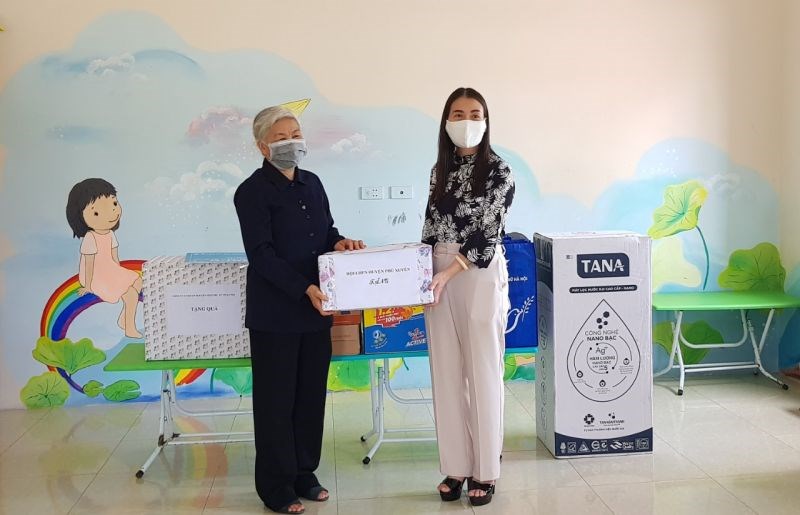 Chủ tịch Hội LHPN huyện Phú Xuyên trao tặng quà cho Trung tâm Chăm sóc và giáo dục trẻ khuyết tật Hoàng Nguyên