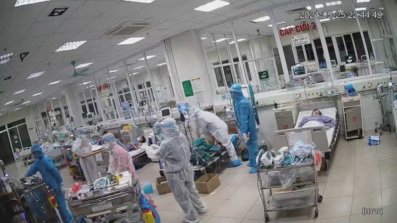 Bác sĩ bệnh viện Bệnh Nhiệt đới Trung ương thực hiện cấp cứu cho 1 ca Covid-19 nặng (Ảnh: Đặng Thanh)