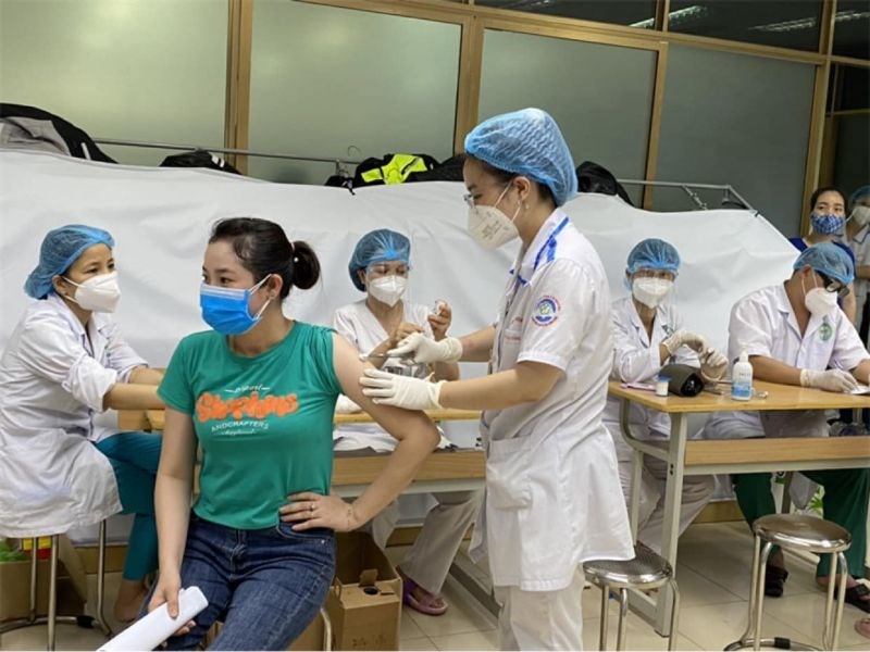 Sinh viên trường Cao đẳng Y tế Bạch Mai tham gia tiêm vắc-xin ngừa Covid-19 cho người dân tại Bắc Giang (Ảnh: BYT)