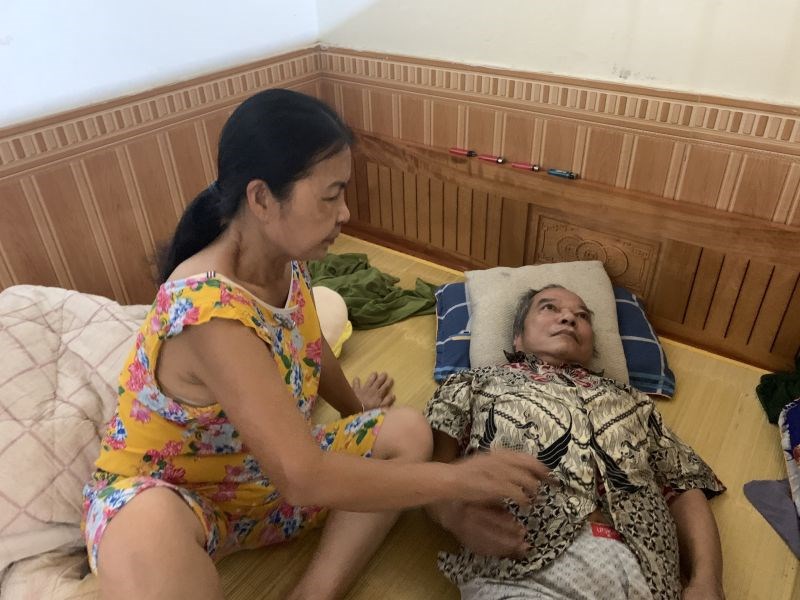 Bà Hoa (60 tuổi) chăm chồng bị tai biến rất vất vả và chi phí nhiều mà vẫn mòn mỏi chờ tiền công mà cả 3 mẹ con bà đang bị nợ