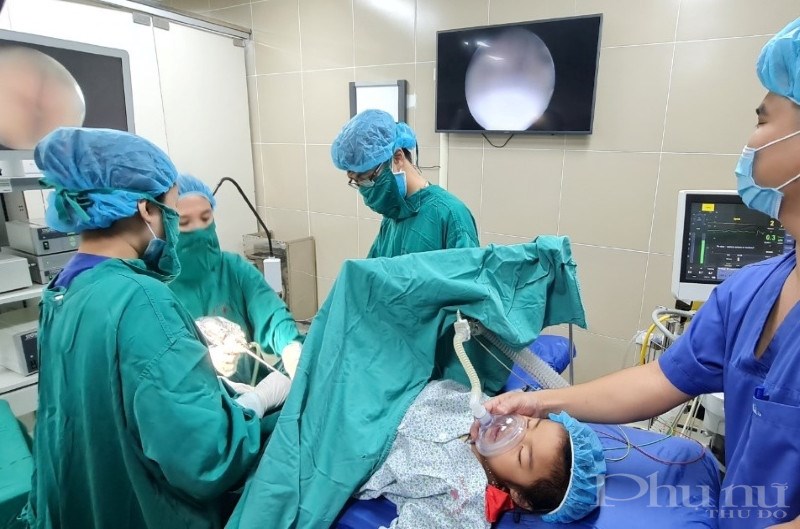 Bác sĩ bệnh viện Phụ sản Hà Nội tiến hành nội soi, khám cho bệnh nhi.
