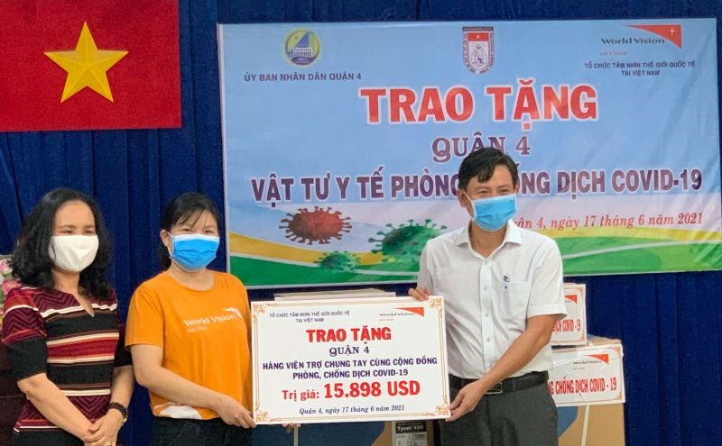 Đại diện Tổ chức World Vision Việt Nam trao gói hỗ trợ cho ông Lê Văn Chiến - Chủ tịch UBND Quận 4 và bà Nguyễn Thị HồngDiễm - Phó Chủ tịch Hội Liên hiệp các tổ chức hữu nghị TP Hồ Chí Minh.