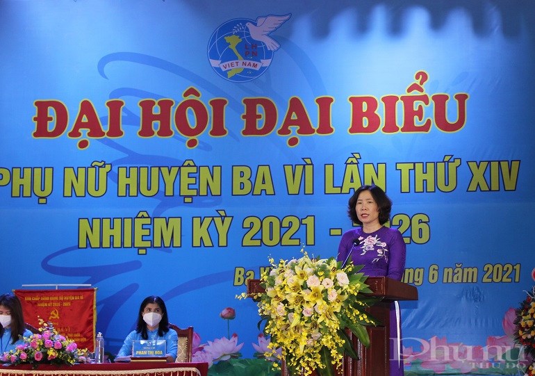 Đồng chí Lê Kim Anh - Chủ tịch Hội LHPN Hà Nội phát biểu chỉ đạo Đại hội