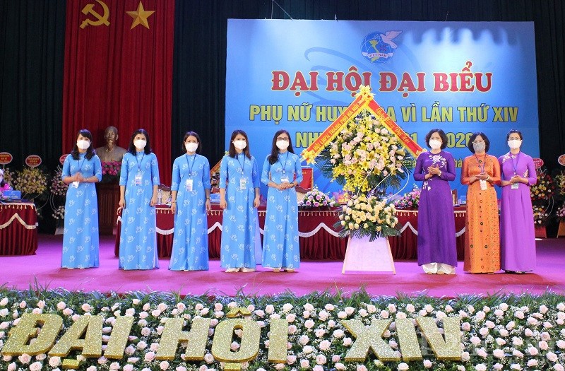 Lãnh đạo Hội LHPN Hà Nội tặng hoa chúc mừng Đại hội