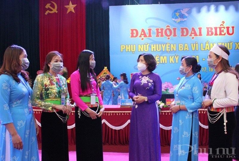Đồng chí Lê Kim Anh - Thành ủy viên Chủ tịch Hội LHPN Hà Nội trao đổi với các đại biểu về tham dự Đại hội